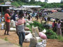 Sierra Leone. An den Landstraßen findet man viele kleine Märkte.