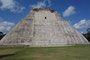 Mexico. Uxmal, ca. 600 n. Chr. entstanden, war ehemals eine der großen und kulturell bedeutenden Städte der Maya. Der Name Uxmal steht in der Mayasprache für „die dreimal Erbaute". Die Bedeutung vieler Bauten gibt bis heute noch Rätsel auf. 