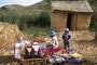 Bolivien. Der Titicaca-See. Die schwimmenden Inseln der Uro-Indianer. Die Plattformen werden aus verschnürten Schilfrohrbündeln erbaut. Die Uros leben vor allem vom Fischfang und heute auch vom Tourismus.