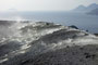 Süditalien. Insel Vulcano. An den Flanken des Vulkankraters befinden sich Fumarolen, aus denen ständig 500 Grad heißer, giftiger Schwefeldampf austritt. Dabei werden bizarre Kristallstrukturen geformt und die Lava färbt sich neongelb.