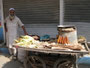 Pakistan. Einheimische Küche. Frisch geröstete Maiskolben.
