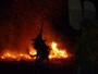 Papua Neuguinea. Bergdorf Baining. Hier beginnen die Dorfbewohner in der Nacht mit dem spektakulären Feuertanz.