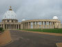 Elfenbeinküste. Hauptstadt Yamoussoukro. Die größte Kathedrale der Welt "Notre-Dame-de-la-Paix" wurde dem Petersdom in Rom nachgebaut und im Jahre 1990 von Papst Johannes Paul II. eingeweiht. Die Baukosten betrugen etwa 200 Millionen Euro.
