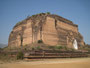 Myanmar. Die Pagode von Mingun solte einst mit 150 m Höhe der größte Tempel der Welt werden. Aber nur der gewaltige 50 m hohe Sockel wurde fertiggestellt.