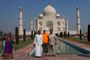 Indien. Agra. Das Taj Mahal ist das Zeichen einer unsterblichen Liebe und eines der schönsten Bauwerke auf unserer Erde. Der Großmogul Shah Jahan ließ es zum Gedenken an seine im Jahre 1631 verstorbene Lieblingsfrau Mumtaz Mahal erbauen. 