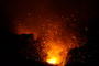 Vanuatu. Der Yasur ist einer der aktivsten Vulkane der Erde. Seit über 800 Jahren spuckt er fast im Minutentakt Lavafontänen, Steinbomben und Rauch in die Höhe. Dazu lassen gewaltige Explosionen die Erde beben. Ein phantastisches Naturschauspiel.