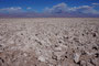 Chile. Der Salar de Atacama, die "Salzstelle von Atacama" ist das größte aktive Salzton-Becken in Nord-Chile. Der Salar liegt auf 2.300 m Höhe, in einer abflusslosen Senke am Fuße der Andenkordillere.