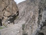 Pakistan. Jeepfahrt von Jhel nach Raikiot Bridge. Der Höhenunterschied beträgt auf 20 km etwa 1.300 Höhenmeter. Wer eine Kurve verpasst, fliegt viele hundert Meter tief in die Schlucht.