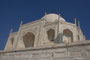 Indien. Agra. Das Taj Mahal ist das Zeichen einer unsterblichen Liebe und eines der schönsten Bauwerke auf unserer Erde. Der Großmogul Shah Jahan ließ es zum Gedenken an seine im Jahre 1631 verstorbene Lieblingsfrau Mumtaz Mahal erbauen. 