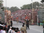 Pakistan. Provinz Punjab. Nahe der Stadt Wagah gibt es den einzigen Grenzübergang von Pakistan nach Indien. Jeden Abend findet hier eine spektakuläre Grenzschließungszeremonie statt. Beiderseits der Grenze feiern dabei tausende Besucher.