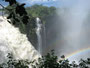 "Donnernder Rauch". Die gewaltigen Victoria-Wasserfälle. An der Grenze zwischen Sambia und Simbabwe stürzen die Fluten des Sambesi in eine 110 m tiefe Schlucht.