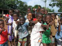 Elfenbeinküste. Das Weberdorf Waraniéné. Nirgends auf der Welt wird man von den Kindern so stürmisch begrüßt wie in Westafrika