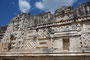 Mexico. Uxmal, ca. 600 n. Chr. entstanden, war ehemals eine der großen und kulturell bedeutenden Städte der Maya. Der Name Uxmal steht in der Mayasprache für „die dreimal Erbaute". Die Bedeutung vieler Bauten gibt bis heute noch Rätsel auf. 