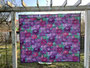 Ein Kaffe Fassett Stoff ist die Rückseite.