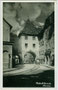 Vinschgertor der Stadtmauer und Gleiskörper der Straßenbahn Meran im Burggrafenamt, Südtirol vom Rennweg aus. Gelatinesilberabzug 9 x 14 cm; Ed(itore). B(ernhard). JOHANNES, Meran; postalisch befördert 1933.  Inv.-Nr. vu914gs01135