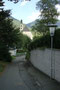Kirchgasse gegen die spätgotisch-barocke dreischiffige Stadtpfarrkirche zum Hl. Andreas in Kitzbühel (Dekanat St. Johann in Tirol, Erzdiözese Salzburg). Digitalphoto; © Johann G. Mairhofer 2015.  Inv.-Nr. 2DSC02712