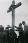 Aufrichtung des Heimkehrerkreuzes auf dem Voldöppberg durch Überlebende des 2. Weltkriegs aus Brandenberg im September 1945. Gelatinesilberabzug 6x9cm; Anonymus phot.  Familienarchiv d. Verf.