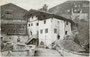 Schellenschmiede in Grins, Bezirk Landeck, Tirol. Autotypie 9 x 14 cm; Impressum: Toni Kogler, Innsbruck; postalisch befördert 1923.  Inv.-Nr. vu914at00028