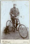 Junger Mann in zeitgenössischer Radsportkleidung mit Rennsportrad. Gelatinesilberabzug auf Untersatzkarton 16,6 x 10,8 cm. Impressum: H(einrich). Schwaiger, Landeck in Tirol, vormals in Sterzing (heute Südtirol), um 1900.  Inv.-Nr. vuCAB-00050