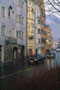 Der 1688 aus zwei älteren Häusern errichtete Gasthof „Lamm“ mit Fassade aus dem 19. Jahrhundert, in Innsbruck, Mariahilfstraße 12 von Südwesten gegen St. Nikolaus. Farbdiapositiv; © Johann G. Mairhofer um 2000.  Inv.-Nr. dc135kn0225.01_33