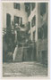 Innenhof in Torbole, heute Comune di Nago-Torbole, Comunità Alto Garda e Ledro, Provincia autonoma di Trento (dt. Provinz Trient). Gelatinesilberabzug 9 x 14 cm; Aufnahme und Verlag: Kralicek, um 1925.  Inv.-Nr. vu914gs00130