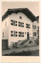 Ehem. Postamt der Österr. Post- und Telegraphenverwaltung am Marktplatz von Hopfgarten im Brixental, Bzk. Kitzbühel, Tirol neben dem Gasthof "Oberbräu". Gelatinesilberabzug 9 x 14 cm ohne Impressum um 1960.  Inv.-Nr. vu914gs01237