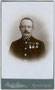 Offizier mit Dekoration der k.u.k. Festungsartillerie von Riva sul Garda, Bzk. Riva, Gefürst. Grafsch. Tirol. Gelatinesilberabzug auf Untersatzkarton 10,6 x 6,8 cm (Visitformat). Aufnahme: Paolo Frenes, Riva sul Garda um 1903.  Inv.-Nr. vuVIS-00036