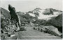 Steyr 50 "Baby" (Produktion 1936-1940) auf der Großglockner-Hochalpenstraße (erbaut 1930-1935) bei der "Hexenküche". Gelatinesilberabzug 9 x 14 cm; Verlag Glocknerwirt, Heiligenblut, Bzk. Spittal/Drau, dat. 1.3.1939.  Inv.-Nr. vu914gs00011