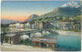 Straßenbahnhaltestelle, Aborte und Pissoir an der Herzog-Otto-Straße, dahinter die Innbrücke und Mariahilf, Stadtgemeinde Innsbruck. Photochromdruck 9 x 14 cm; Impressum: Wilhelm Stempfle, Innsbruck um 1910.  Inv.-Nr. vu914pcd00214