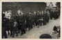 Trauerkondukt im Friedhof Amras, Philippine-Welser-Straße, Innsbruck. Gelatinesilberabzug 9 x 14 cm; Aufnahme und Verlag W. Hronek, Innsbruck 1933.  Inv.-Nr. vu914gs00290