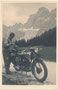 Tiroler Alpinist mit Kletterseil am Motorrad der Marke Puch 250 S Bj. 1932 wohl in Selva di Cadore und der Monte Pelmo (3.168 m s.l.m.) im Pelmostock der Dolomiten. Gelatinesilberabzug 9 x 14 cm (Amateuraufnahme) um 1935.  Inv.-Nr. vu914gs01197