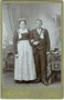 Brautpaar aus bäuerlichem Milieu aus Kitzbühel oder Umgebung. Gelatinesilberabzug auf Untersatzkarton 16,6 x 10,8 cm (Cabinetformat). Impressum: Josef Herold, Kitzbühel um 1907. Inv.-Nr. vuCAB-00162