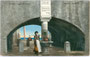 Wasserträgerin in Torbole, Gbz. und Bzk. Riva, Gefürst. Grafsch. Tirol bis 1919, heute Comunità Alto Garda e Ledro, Prov. auton. di Trento beim Goethe-Denkmal. Photochromdruck 9 x 14 cm; Verlag Joh. F. Amonn, Bozen 1906.  Inv.-Nr. vu914pcd00110
