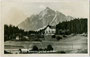 Hotel "Sonnenburgerhof" an der Brennerstraße, Innsbruck-Wilten (heute Wohnanlage) und die Serles (2.717 m ü.A.). Gelatinesilberabzug 9 x 14 cm; Hochalpiner Kunstverlag Sepp Ritzer & Therese Agnes Kofler, Innsbruck um 1930.  Inv.-Nr. vu914gs00674