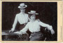 Jungdamen in zeitgenössischer Radsportmode; Strohhut (genannt „Kreissäge“), Rock und Bluse. Gelatinesilberabzug auf Untersatzkarton 10,6 x 16,6 cm (Cabinetformat); Impressum: A(lfred). Stockhammer, Hall in Tirol um 1900.  Inv.-Nr. vuCAB-00207