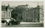 LKW Type L6 aus der Automobilfabrik Perl AG, Wien-Liesing (1922-1954), rechts Wohn-/Geschäftshaus Südtiroler Platz 1 (Neorenaissance) in Kufstein. Gelatinesilberabzug 9 x 14 cm; Frank Verlag, Graz 1930-31.  Inv.-Nr vu914gs01162