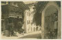 Alte Schule (Bildmitte) von Zell am Ziller, Bezirk Schwaz, Tirol. Gelatinesilberabzug 9 x 14 cm; ohne Impressum um 1925.  Inv.-Nr.  vu914gs00791