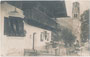 Mesnerhaus (vormals Widum) in Stans bei Schwaz, Tirol; ein Mittelflurhaus aus dem 16. u. 18. Jh. und die Herz-Jesu-Pfarrkirche. Gelatinesilberabzug 9 x 14 cm; Impressum: Georg Angerer, Schwaz 1910.  Inv.-Nr. vu914gs01217
