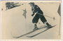 "1. im Slalom in Kühtai von Skischule Kühtai - Rosmarie Proxauf, Innsbruck, Falkstraße 9" (Rückseitig handschriftlich bezeichnet). Gelatinesilberabzug 9 x 14 cm ohne Impressum (wohl Amateuraufnahme), um 1930.  Inv.-Nr. vu914gs00235