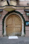 Zweiflügeliges Haustor mit in vier Torblattfelder gefrästem Sterndekor vom Gasthof „zur Neuen Post“, Neustadt 14 in Sterzing, Bezirksgemeinschaft Wipptal, Autonome Provinz Bozen-Südtirol. Digitalphoto, © Johann G. Mairhofer 2019.  Inv.-Nr. 2DSC07325