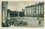 Neuer Bahnhof (eröffnet 1928), Parkplatz mit abgestellten PKW und ggü. Hotel "Vittoria" (ursprünglich "Viktoria") in Bozen. Rastertiefdruck 9 x 14 cm; Impressum: Cecami, Milano; postal. befördert 1941.  Inv.-Nr. vu914rtd00043