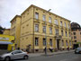 Schul- und Gemeindehaus der ehemaligen Dorfgemeinde Wilten (1904 nach Innsbruck eingemeindet), heute Volksschule Alt-Wilten, Leopoldstraße 15 in der östlichen Häuserzeile. Digitalphoto; © Johann G. Mairhofer 2012.  Inv.-Nr. 1DSC05076