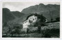 „Pensione de Lutz (già Liebenburg), Appiano - (Prov. di) Bolzano“ (hte. Ansitz Liebenburg, St. Michael-Eppan, Auton. Prov. Bozen-Südtirol). Gelatinesilberabzug 9 x 14 cm; Edit(ore) e Fotogr(afo). L. Fränzl, Bolzano, 1937 postbeförd.  Inv.-Nr. vu914gs00122