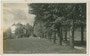 Allee zum Schloss (heute Hotel) Lebenberg in Kitzbühel, Lebenbergstraße 17. Gelatinesilberabzug 9 x 14 cm; Impressum: Alpiner Kunstverlag Wilhelm Stempfle, Innsbruck; postalisch befördert 1932.  Inv.-Nr. vu914gs00517