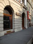 Fassadendetail vom Bürgerhaus Adolf-Pichler-Platz 10 in Innsbruck, Innere Stadt mit der Straßenfront des Café „Toscana“. © Johann G. Mairhofer 2010.  Inv.-Nr. 1DSC03399