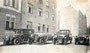 Aufstellung von Personenwagen der Marke Steyr der 20er Jahre des 20. Jhdts. - wohl Fuhrpark eines Mietwagenunternehmens – in der Goethestraße in Innsbruck-Saggen. Gelatinesilberabzug 9 x 14 cm ohne Impressum, um 1930 (Ausschnitt).  Inv.-Nr. vu914gs00009