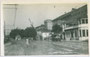 Endhaltestelle der Haller Straßenbahnlinie (li.), Gasthof "Bretze" und Postautohaltestelle (re.) am Unteren Stadtplatz, Hall in Tirol. Gelatinesilberabzug 9 x 14 cm; Impressum: Otto Schuricht, Hall i.T.; postalisch befördert 1933.  Inv.-Nr. vu914gs00542