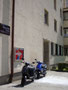 Eingangsbereich vom Mehrparteienwohnhaus Hugo-Wolf-Straße 4 im Innsbrucker Stadtteil Saggen mit affichiertem Wahlplakat der SPÖ „Bewegte Zeiten – rote Werte“. Digitalphoto; © Johann G. Mairhofer 2014.  Inv.-Nr. 2DSC00049