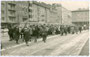 Postautobusse im Pendelverkehr zu den Sportstätten der Olympischen Spiele 1964 (Igls, Seefeld, Axams) am Busbahnhof in der Sterzinger Straße. Gelatinesilberabzug 9 x 14 cm ohne Urhebernachweis (wohl Amateuraufnahme).  Inv.-Nr. vu914gs00551