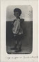 Schulmädcher in zeittypischem Matrosenkleid mit Schlranzen wohl anlässlich der Einschulung. Gelatinesilberabzug 9 x 14 cm ohne Urhebernachweis (wohl Amateuraufnahme) um 1910. Inv.-Nr. vu914gs00578
